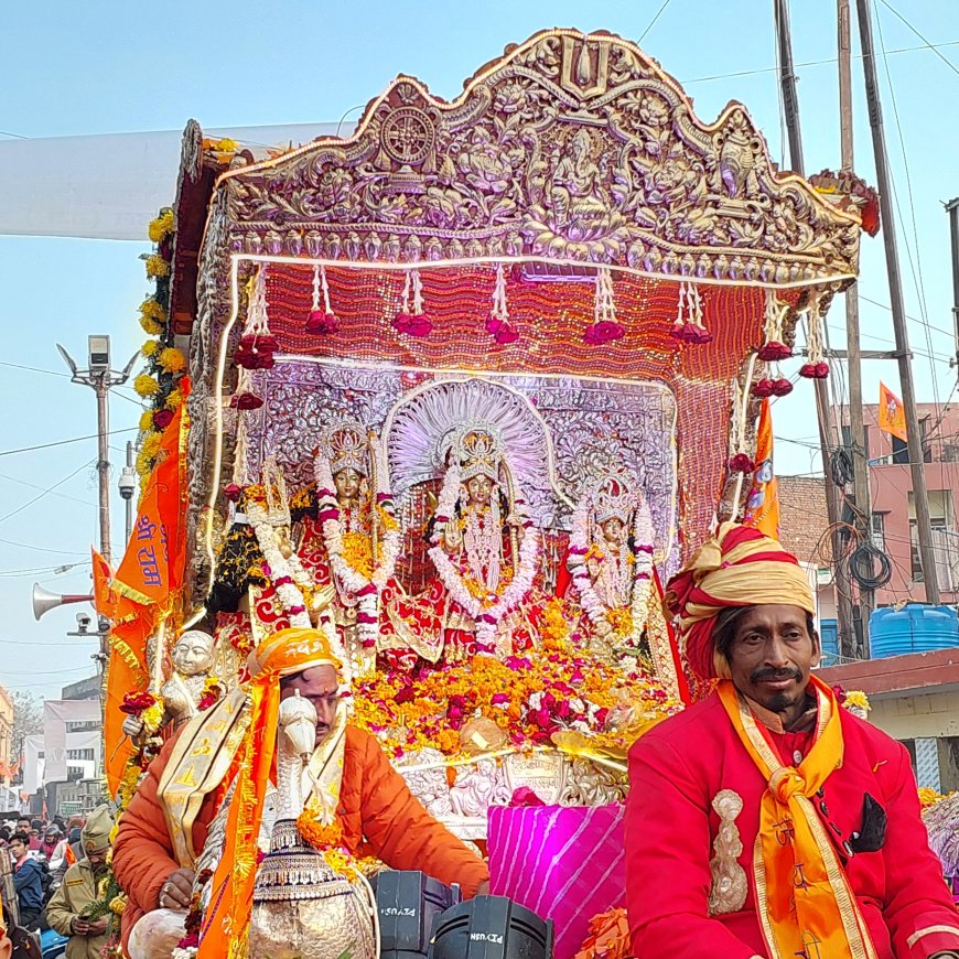 चांदी के रथ में सवार होकर निकली श्रीराम की भव्य शोभा यात्रा 